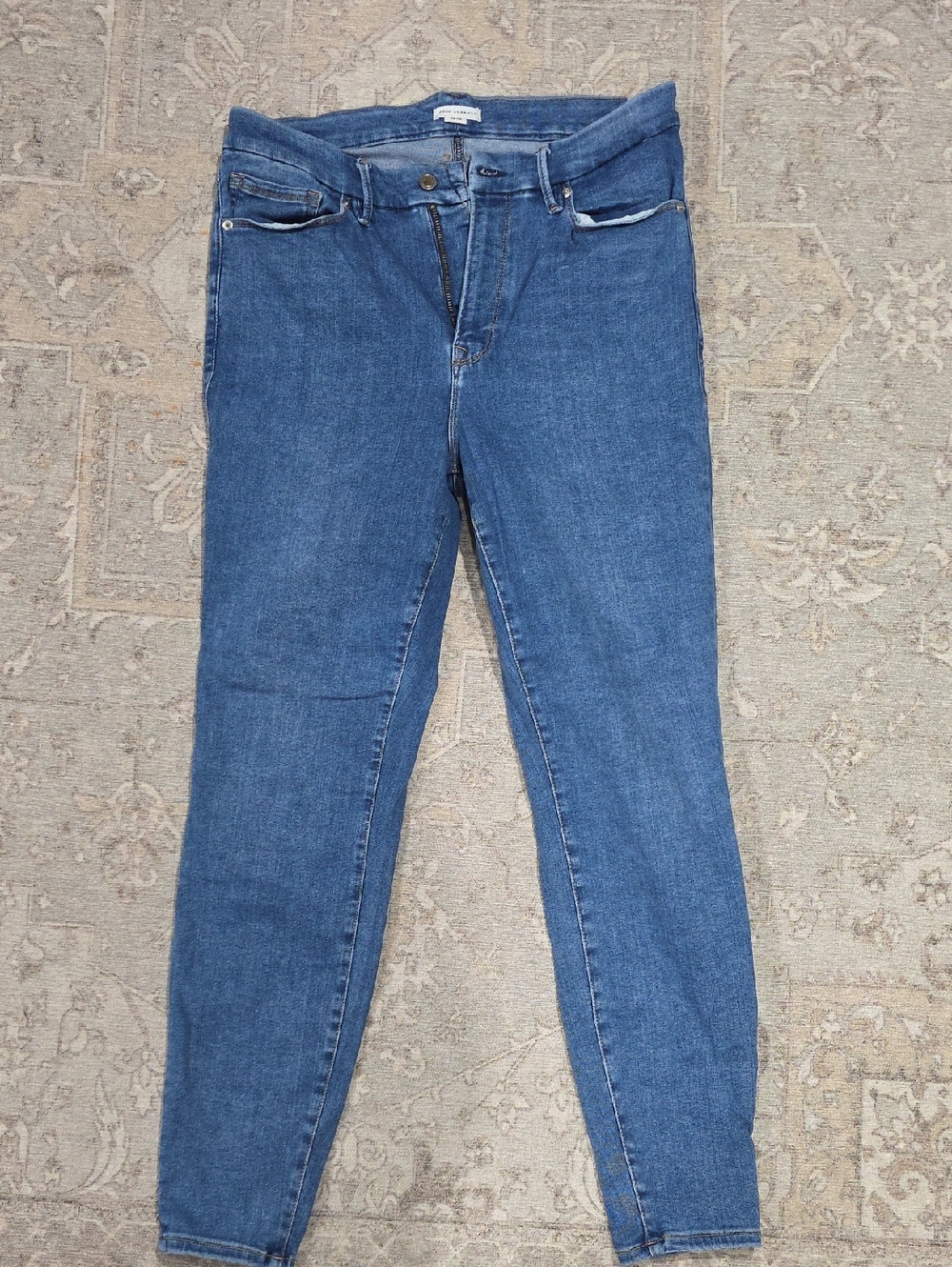 Good American Always Fit Skinny Jeans in Medium Blue